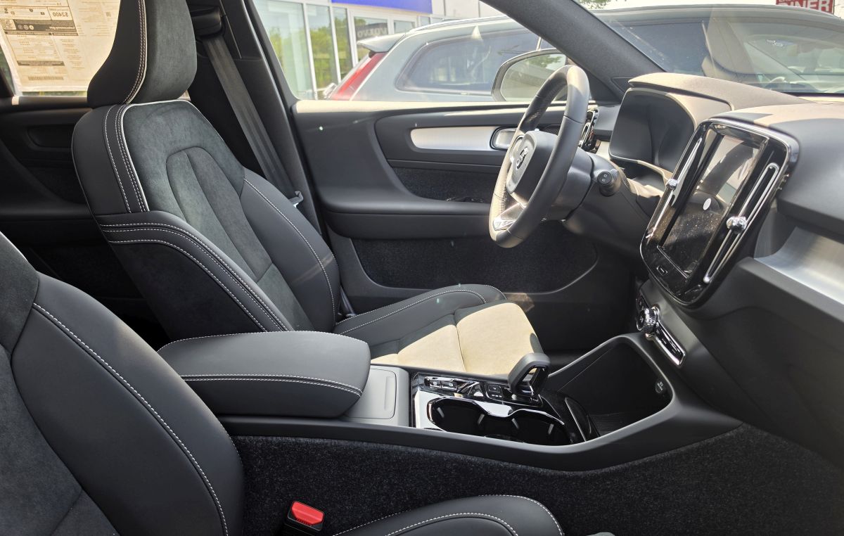 Volvo XC40 Interior Volvo XC40 phone mounts that attach to the dashboard center console and vent layout