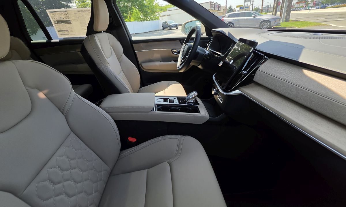 Volvo XC90 phone mount for dashboard, center touchscreen, and vent layout