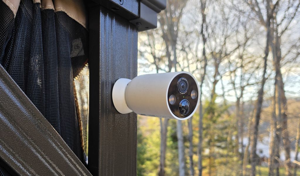 TP-Link Tapo C425 MagCam mounted outdoors