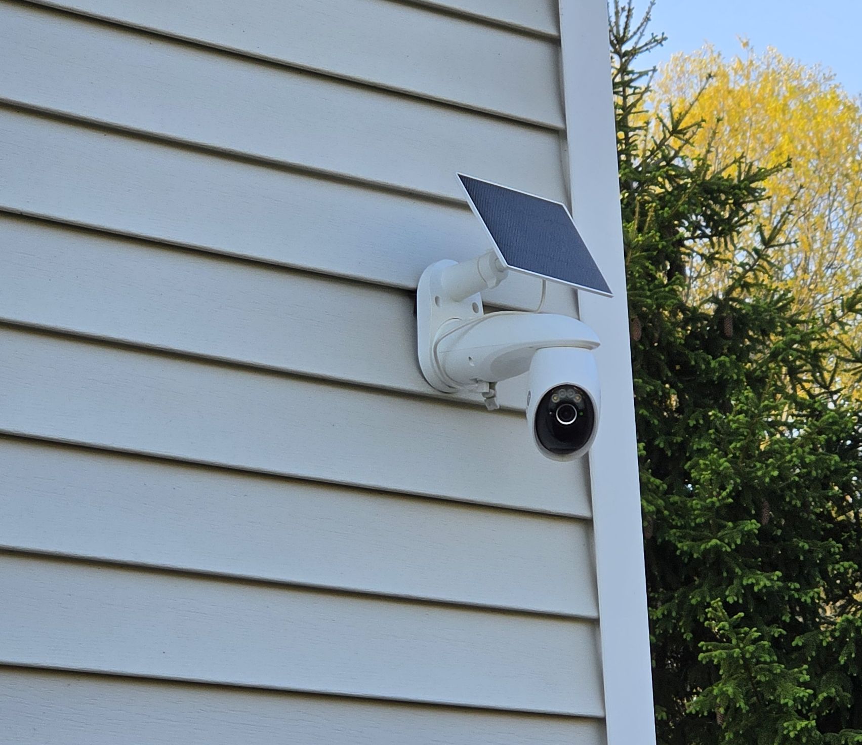 TP-Link Tapo C660 mounted on vinyl siding