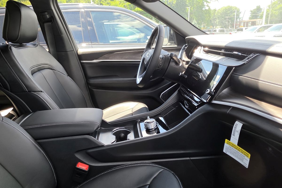 Jeep Grand Cherokee phone mounts for the interior dashboard