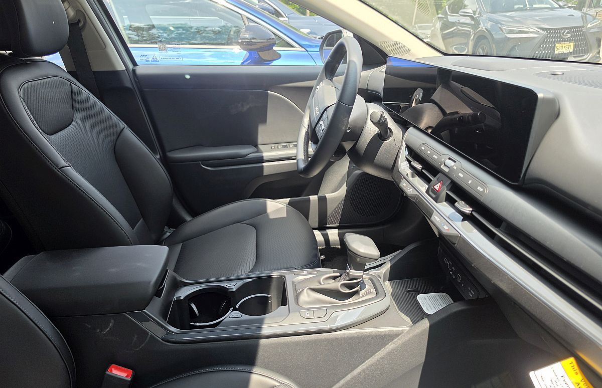 Kia K4 phone mount for a dashboard and center console