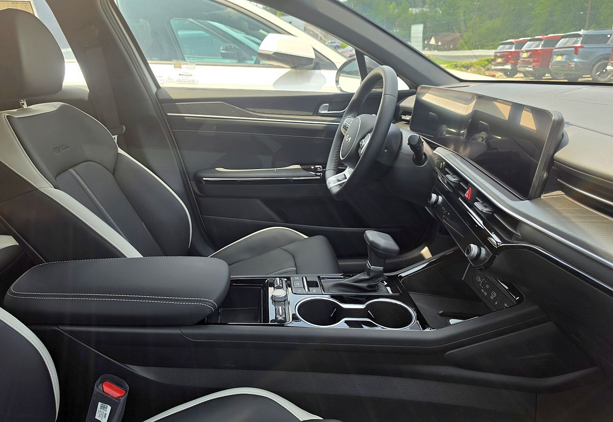 Kia K5 phone mounts interior dashboard and center console placement options