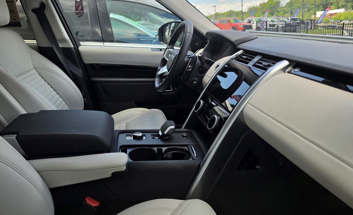 Land Rover Discovery interior dashboard
