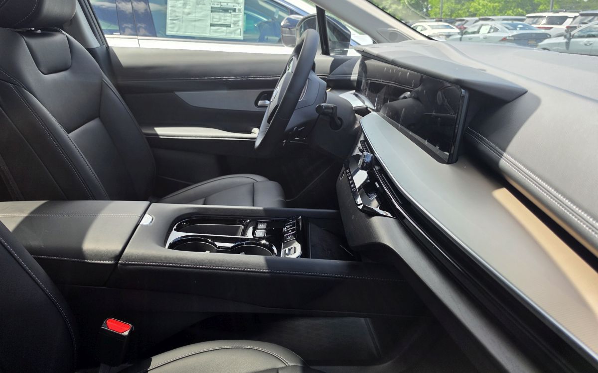 Nissan Murano Interior Nissan Murano interior showing dashboard and center console phone mount locations
