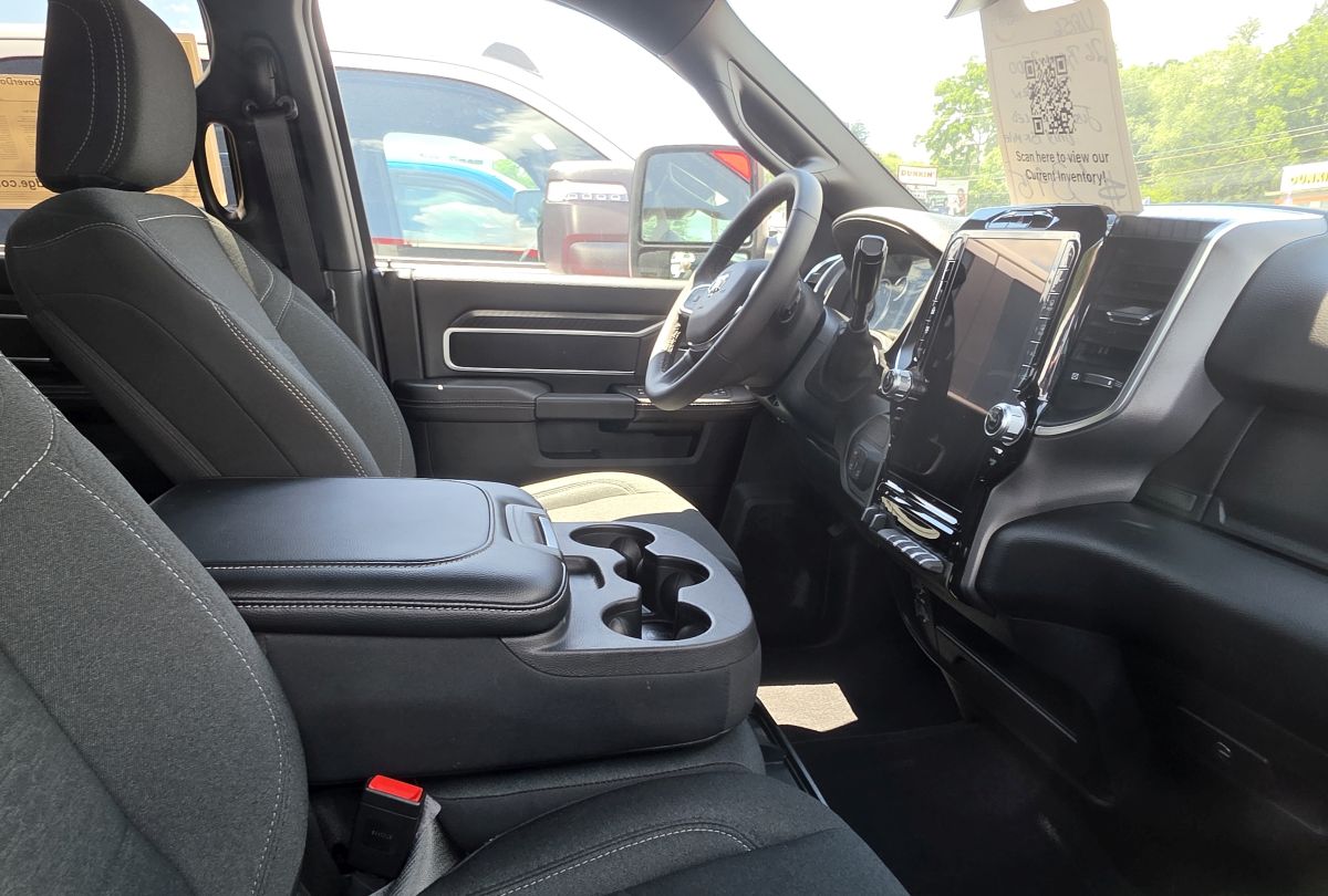 RAM 2500 Interior Ram 2500 interior dash with phone mount