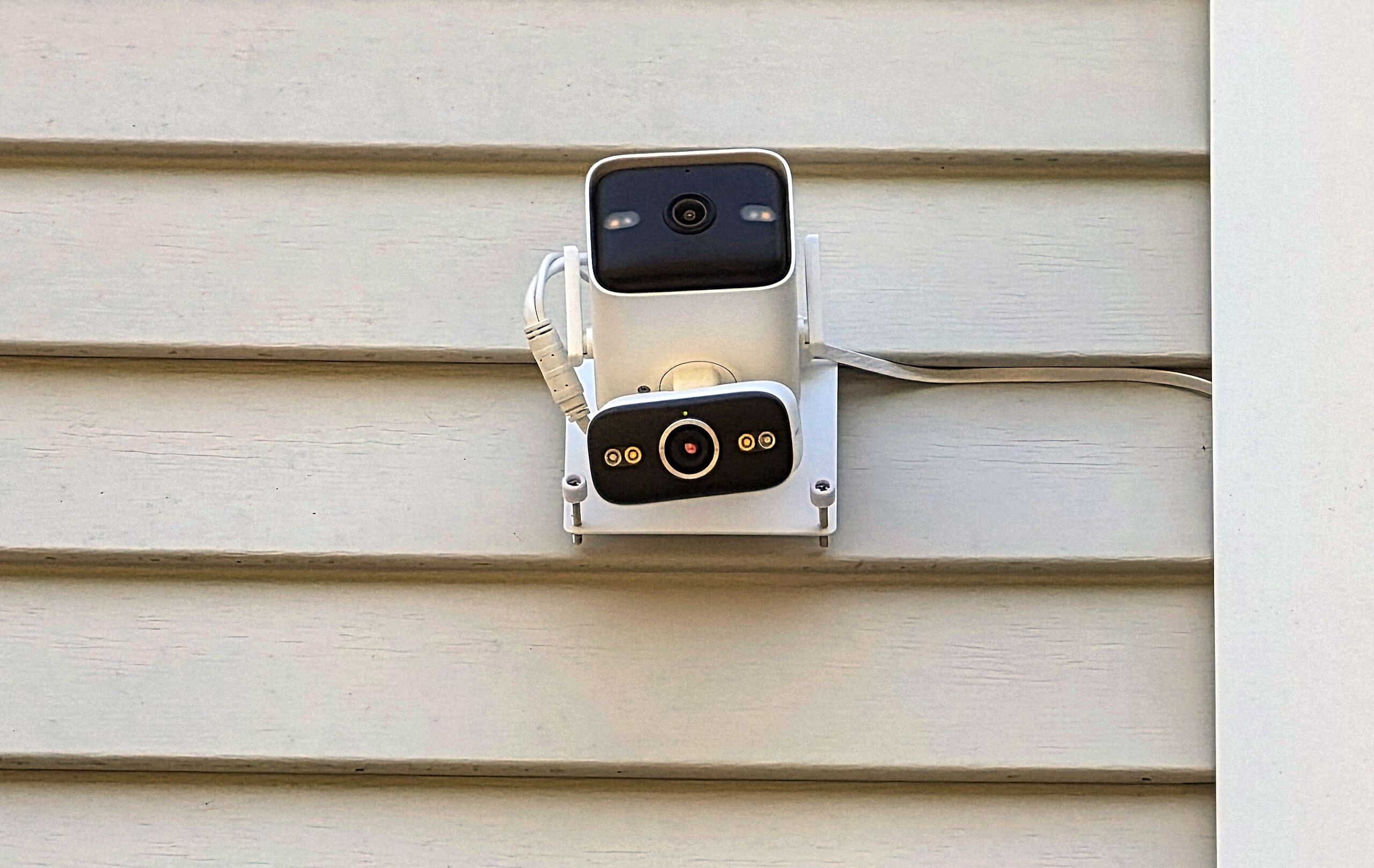 Tapo C575D scaled Tapo C575D outdoor security camera mounted on a home exterior