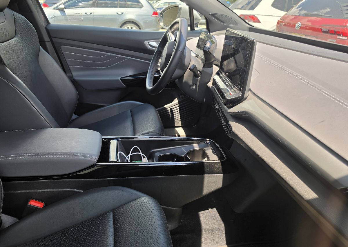 Volswagen ID.4 Volkswagen ID.4 phone mounts interior photo