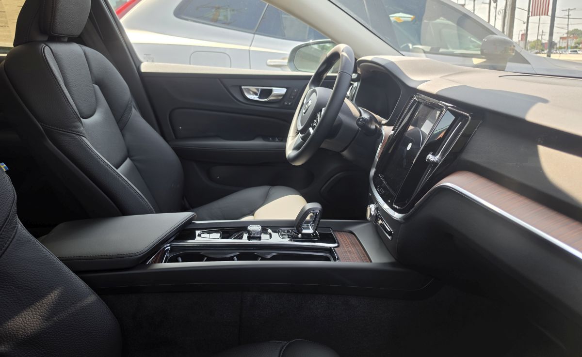 Volvo XC60 Interior Volvo XC60 phone mounts work best on the dashboard and center console