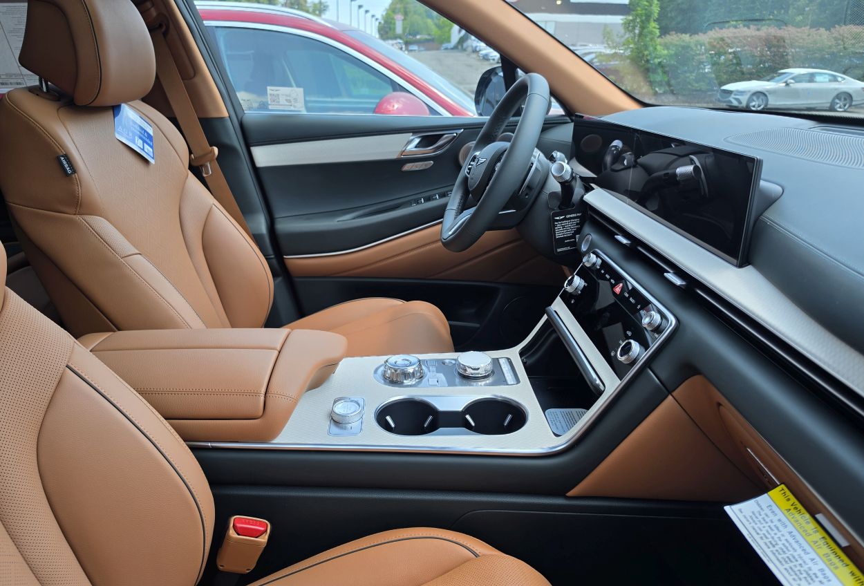 Genesis GV80 Interior Genesis GV80 phone mounts for the dashboard and cup holder