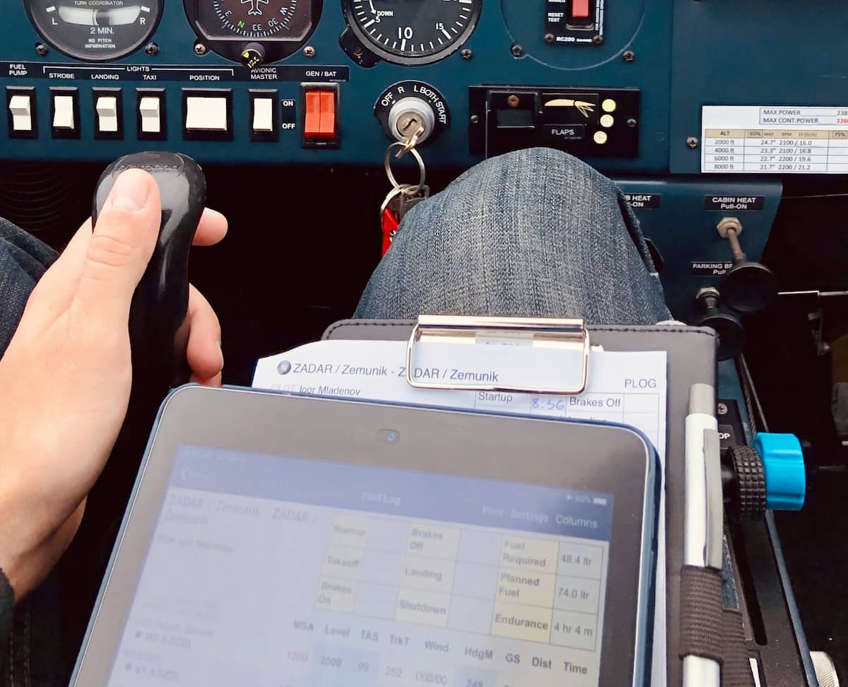 Best Aviation Kneeboards for Pilots Aviation kneeboard with iPad mounted on a pilot's leg inside an airplane cockpit