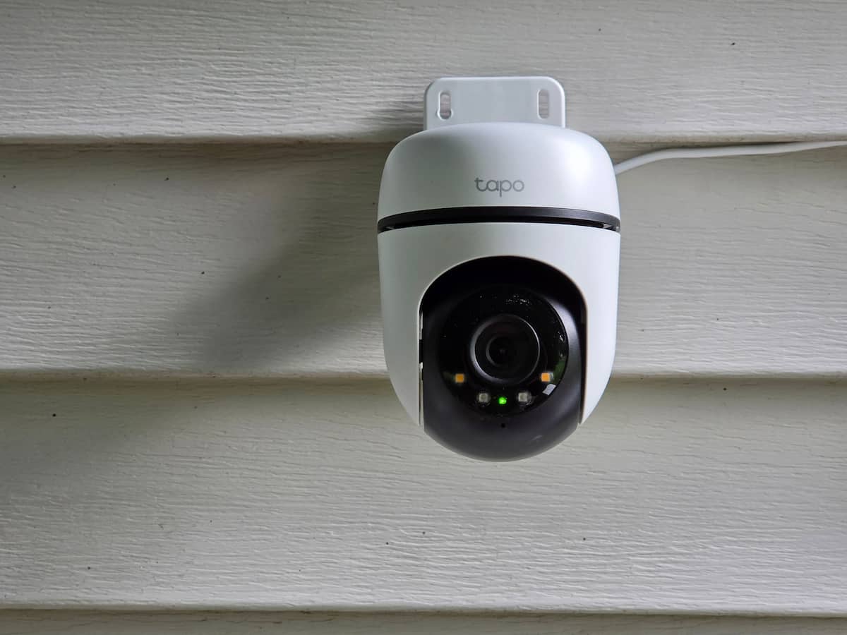Tapo C500 Siding Mount Tapo C520WS camera mounted outdoors using a siding mount